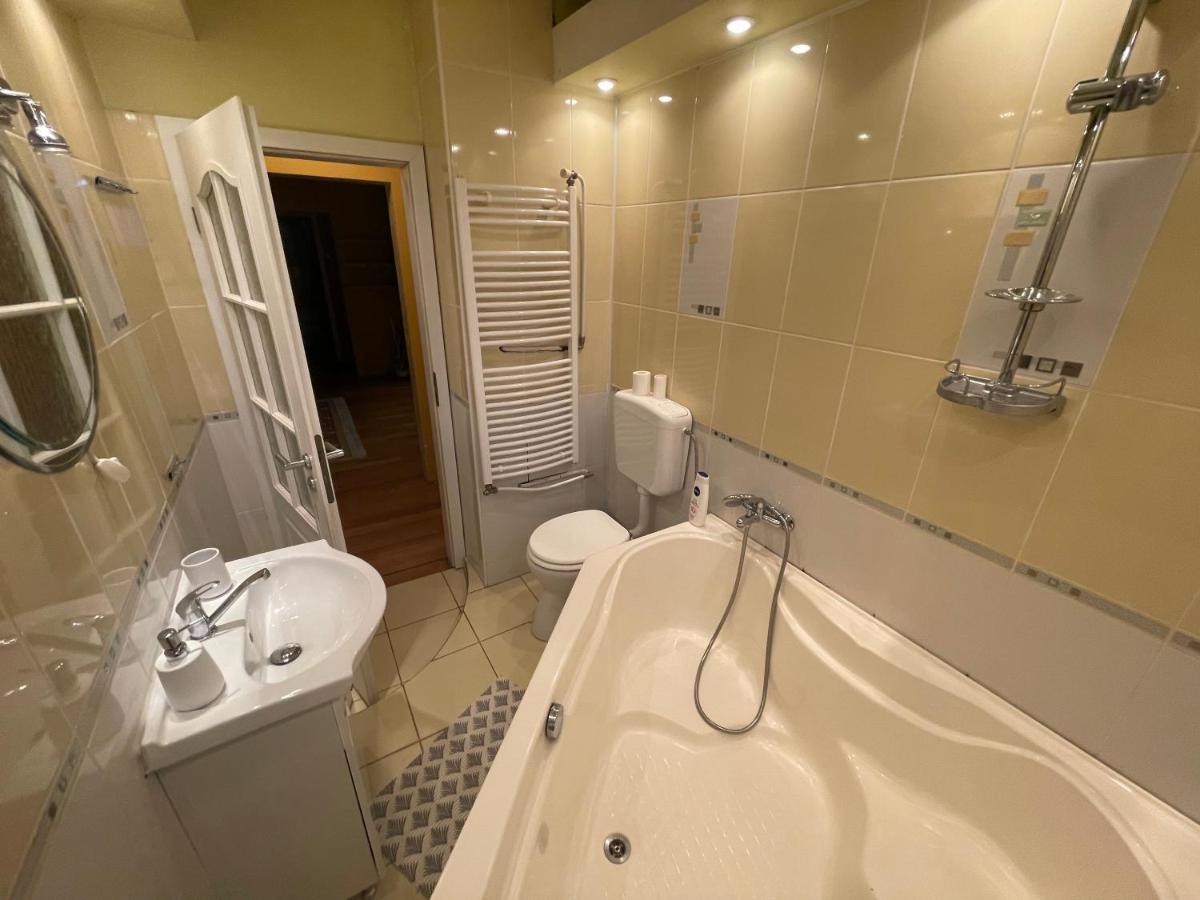Lovely 3 Bedrooms Apartament Oradea Exterior foto